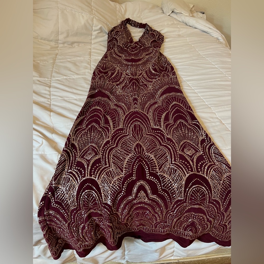 Burgundy prom dress w glitter pattern